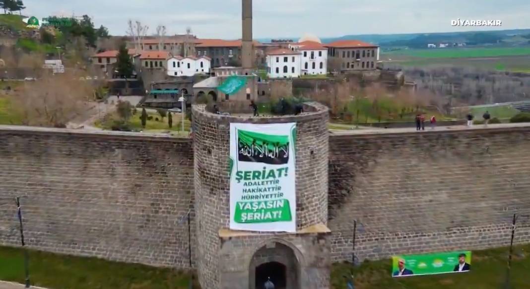 Diyarbakır’a “Yaşasın Şeriat” yazılı pankartlar asıldı: Gözaltılar var 1